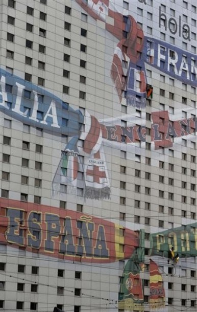Các khách sạn cao tầng cũng mang những màu sắc rất ấn tượng của EURO 2012.